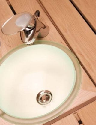 Šviečiantis dubuo su vandens išleidimo anga