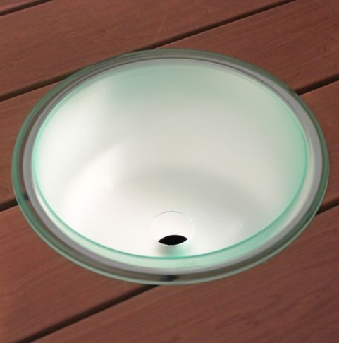 Šviečiantis dubuo su vandens išleidimo anga